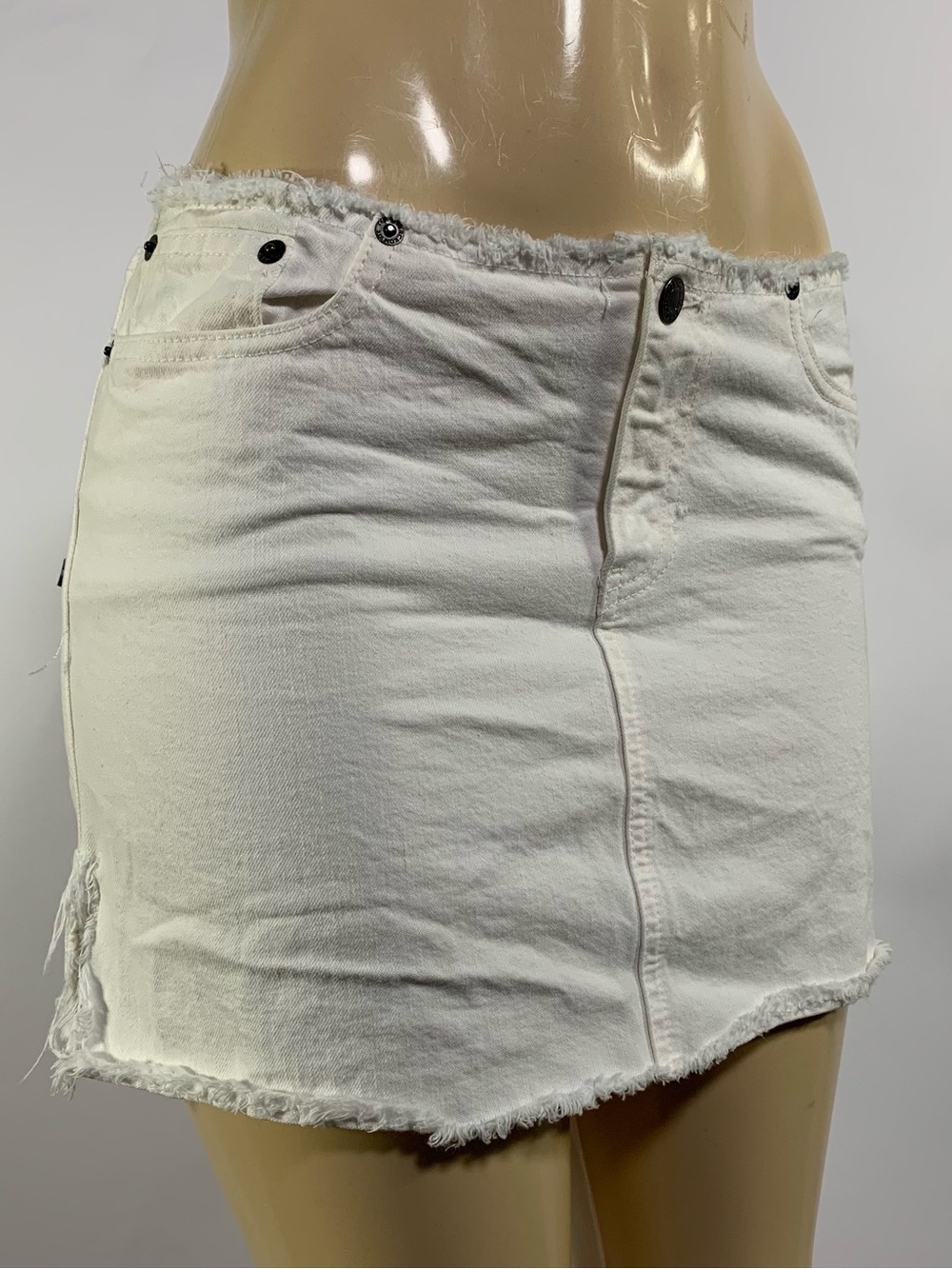 Y2K Abercrombie White Denim Mini Skirt Low Rise Frayed Hem Size 2 Fits S/M